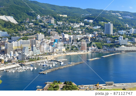 【静岡県】快晴下の熱海温泉街の風景 87112747