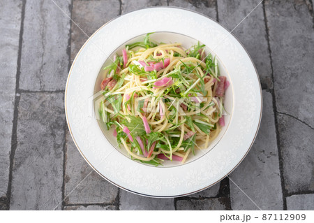 水菜とサラミの冷製パスタ　さっぱりとしていて見た目も彩り鮮やかで綺麗 87112909