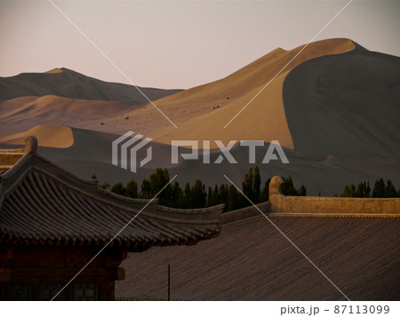 甘粛省敦煌市敦煌山荘から望む夕刻の鳴沙山砂漠の砂丘 87113099