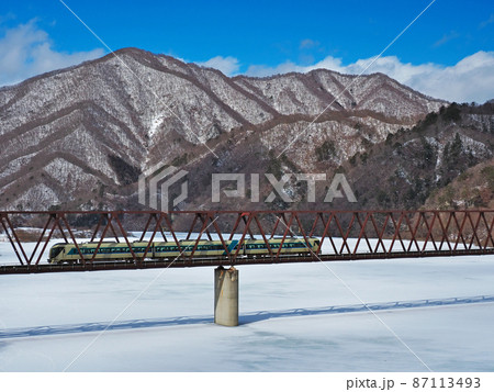 湯西川橋梁を渡る列車 87113493