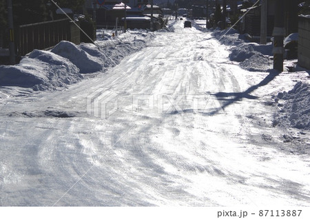 圧雪凍結道路の様子 冬の圧雪凍結の路面 圧雪凍結道路の様子 冬の圧雪凍結の路面 87113887