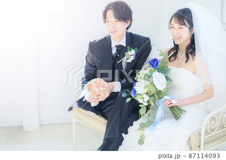 結婚式 新郎新婦のイメージ　コピースペースあり 87114093