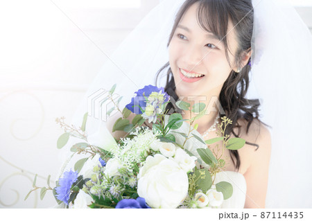 メインビジュアルにも使える外を見つめるかわいいアジア系 日本人 花嫁さんのイメージ アップの写真素材
