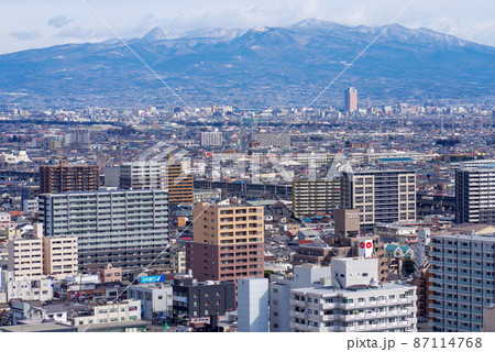 赤城山と前橋・高崎の都市部【群馬県高崎市】 87114768