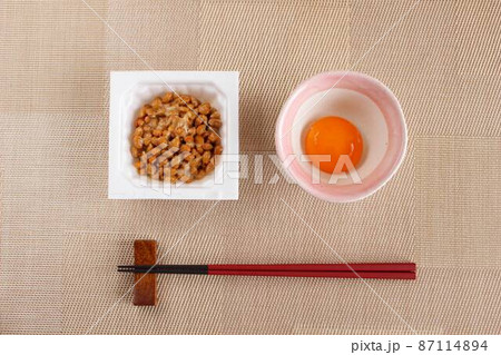 納豆と卵の黄身 87114894