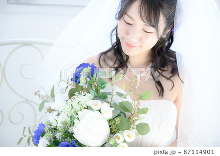 うつむくかわいいアジア系 日本人 花嫁さんのイメージ コピースペースありの写真素材