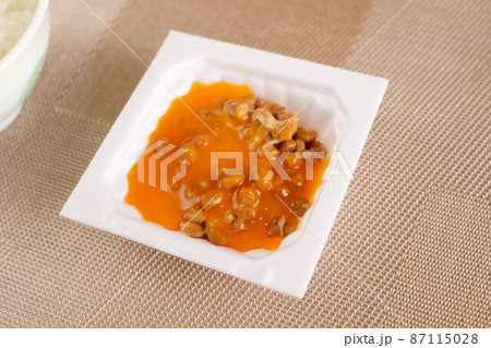 納豆に潰した卵をかける 87115028