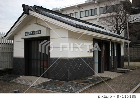 公衆トイレ　綺麗なトイレ　震災用器具格納庫 87115189