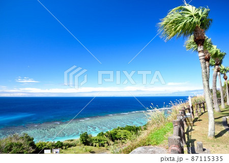 奄美大島　冬の澄んだ青空と美しい大浜海岸 87115335