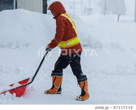 冬に雪寄せ作業をしている男性 スノーダンプ 冬に雪寄せ作業をしている男性 スノーダンプ 87115519