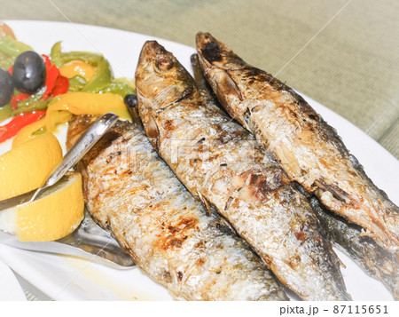 マカオのポルトガル料理店　いわしの塩焼き 87115651