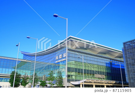 【東京都】快晴下の羽田空港国際線ターミナル 87115905