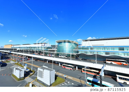 【東京都】晴天下の羽田空港第2旅客ターミナル　 87115925