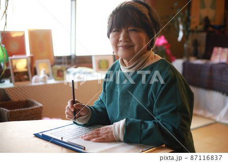写経をする女性 写経をする女性 87116837