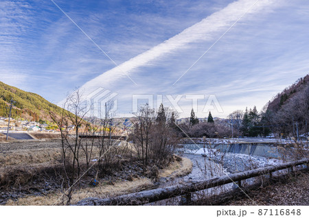 辰野町の横川と冬景色 87116848