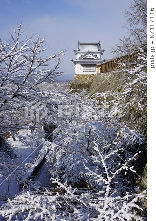 岡山県津山市にあるさくら名所100選のひとつ「鶴山公園（津山城趾）」：雪景色 87117116