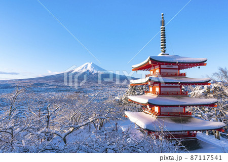 【山梨県】雪景色の新倉山浅間公園忠霊塔と富士山 87117541