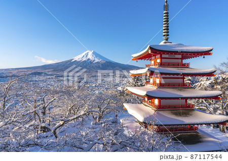 【山梨県】雪景色の新倉山浅間公園忠霊塔と富士山 87117544
