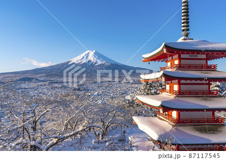 【山梨県】雪景色の新倉山浅間公園忠霊塔と富士山 87117545