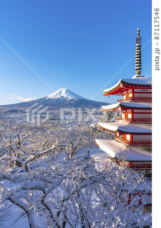 【山梨県】雪景色の新倉山浅間公園忠霊塔と富士山 87117546