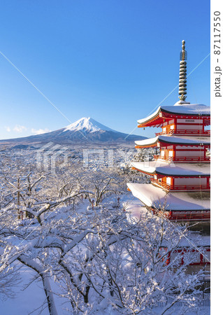 【山梨県】雪景色の新倉山浅間公園忠霊塔と富士山 87117550