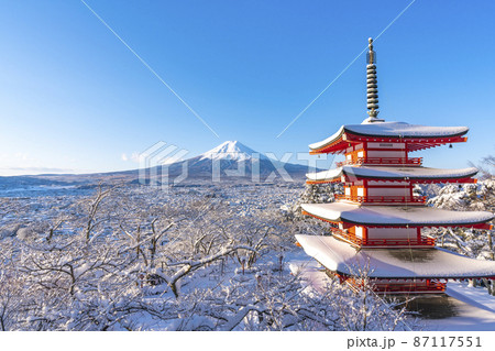 【山梨県】雪景色の新倉山浅間公園忠霊塔と富士山 87117551