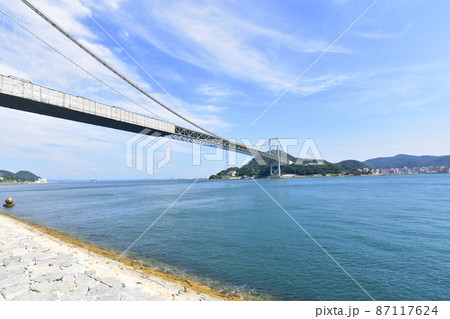関門橋、門司港付近と下関付近と関門海峡の風景 87117624