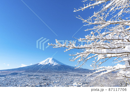 【山梨県】雪景色の富士山 【山梨県】雪景色の富士山 87117706
