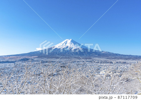【山梨県】雪景色の富士山 87117709