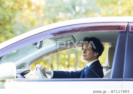 車で仕事に行く男性 87117905