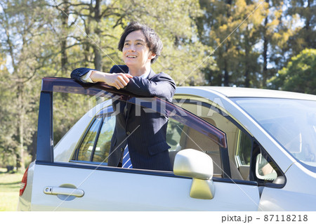 車で仕事に行く男性 車で仕事に行く男性 87118218