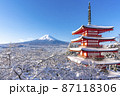 【山梨県】雪景色の新倉山浅間公園忠霊塔と富士山 87118306