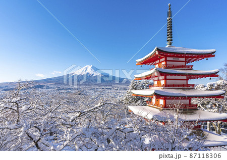 【山梨県】雪景色の新倉山浅間公園忠霊塔と富士山 【山梨県】雪景色の新倉山浅間公園忠霊塔と富士山 87118306