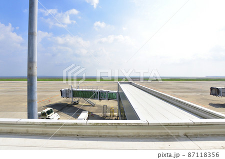 北九州空港と連絡橋の風景 北九州空港と連絡橋の風景 87118356