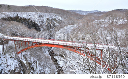 冬の雪積る雪割橋と阿武隈川 87118560
