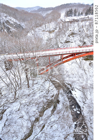 冬の雪積る雪割橋と阿武隈川 87118562