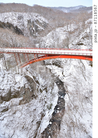 冬の雪積る雪割橋と阿武隈川 87118567