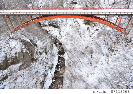 冬の雪積る雪割橋と阿武隈川 87118568