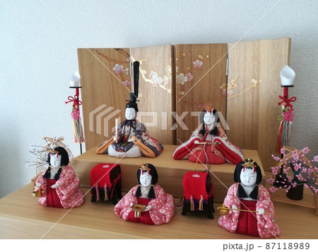 雛人形 木目込人形 お内裏様とお雛様と三人官女の写真素材 [87118989