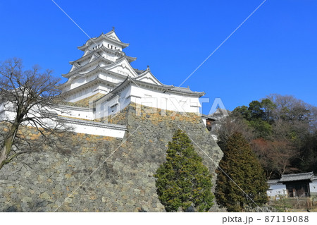 【兵庫県】晴天下の姫路城 87119088