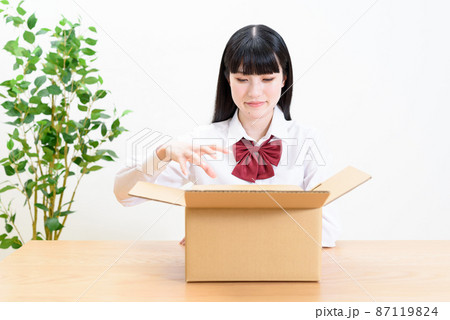 女子高生　排泄物 届いた段ボールの荷物の中身を取り出そうとする女子高校生 宅配 配送 通販 フリマアプリ プレゼントの写真素材 [87119824] - PIXTA