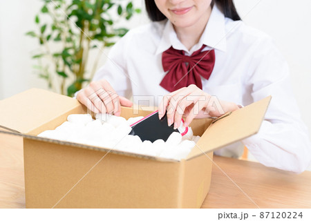 女子高生　排泄物 緩衝材の入った段ボールに荷物を入れる女子高校生イメージ 宅配 配送 通販 フリマアプリ プレゼントの写真素材 [87120224] - PIXTA