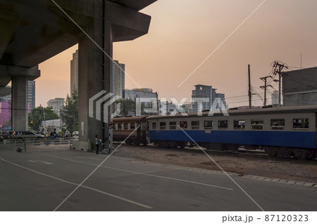 タイ・バンコク タイ国鉄マッカサン駅に停車中の鉄道車両 Bangkok, Thailand 87120323