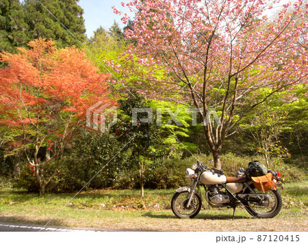 紅葉とオートバイ 87120415