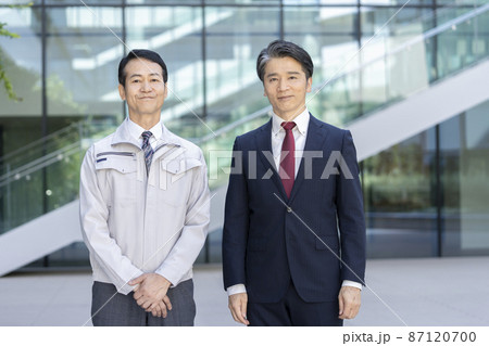 作業服とスーツのビジネスマン　撮影協力「LINK FOREST」 87120700