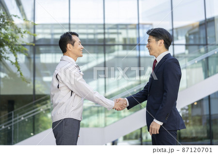 握手　作業服とスーツの男性　撮影協力「LINK FOREST」 87120701