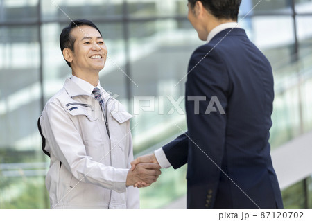 握手　作業服とスーツの男性　撮影協力「LINK FOREST」 87120702