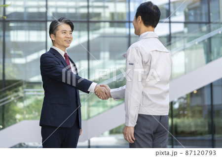 握手 スーツ姿の男性と作業服を着た男性 撮影協力「LINK FOREST」 握手 スーツ姿の男性と作業服を着た男性 撮影協力「LINK FOREST」 87120793