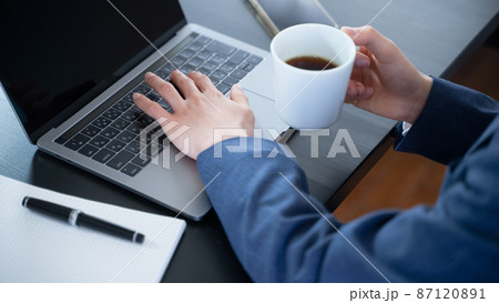 ビジネスマン在宅勤務コーヒーで休憩 ビジネスマン在宅勤務コーヒーで休憩 87120891