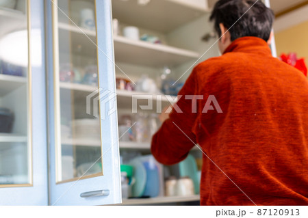 食器棚の断捨離をする男性 食器棚の断捨離をする男性 87120913